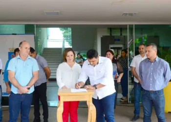 Prefeita Socorro Neri assina ordens de serviço para manutenção da iluminação pública