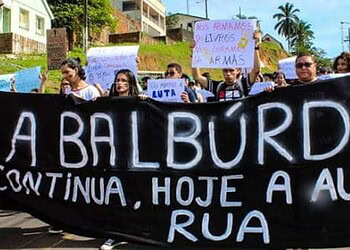 Mais uma vez, professores e estudantes vão às ruas protestar contra cortes na Educação