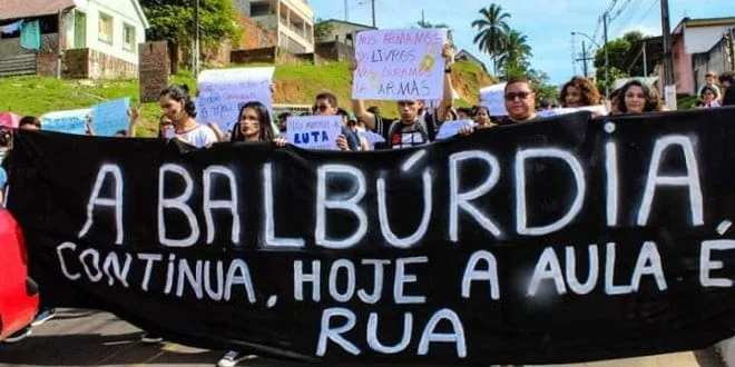 Mais uma vez, professores e estudantes vão às ruas protestar contra cortes na Educação