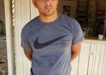 Líder do B13 na Transacreana e foragido da Justiça é preso portando uma barra de maconha