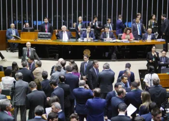 Deputados derrubam quarentena para magistrados, membros do MP e policiais; saiba como votou a bancada do Acre