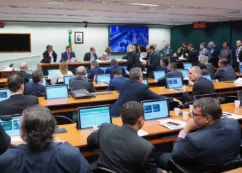Comissão aprova projeto que remaneja orçamento do governo; Educação perde quase R$ 1 bilhão