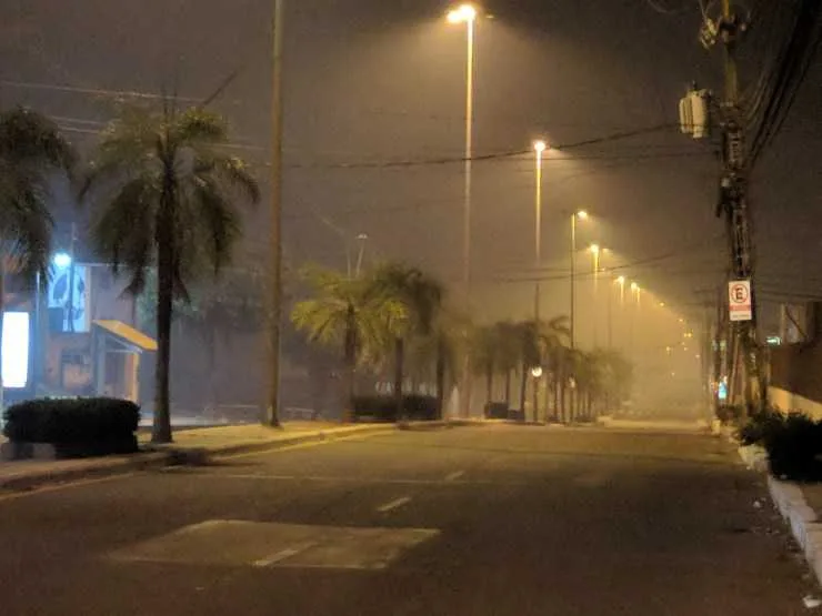 Cortina densa de fumaça encobre Rio Branco durante a madruga e expõe mais ainda questões das queimadas no Acre
