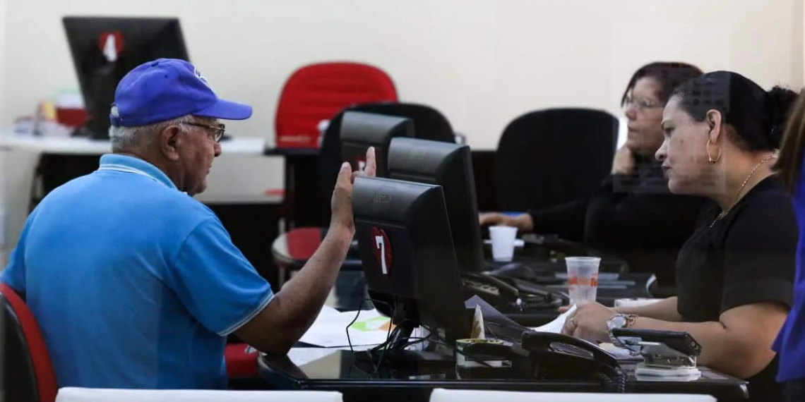 Servidores nascidos entre janeiro e março devem fazer recadastramento neste mês