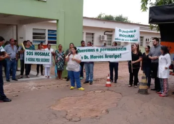 Servidores e pacientes do Hosmac protestam por melhorias e permanência de diretor