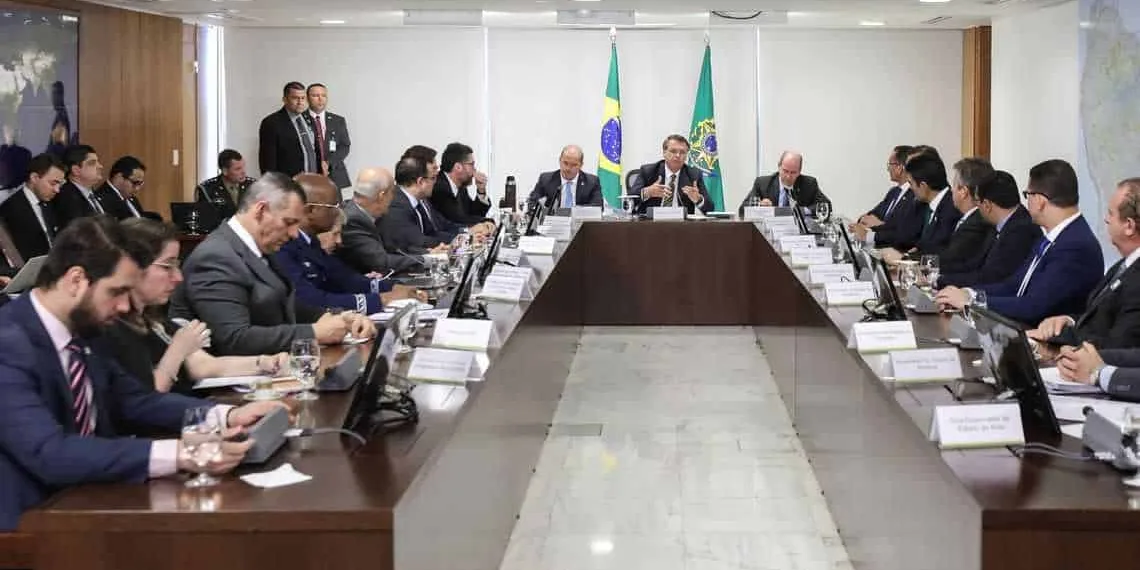 O presidente Jair Bolsonaro se reúne com os nove governadores dos estados que compõem a Amazônia Legal