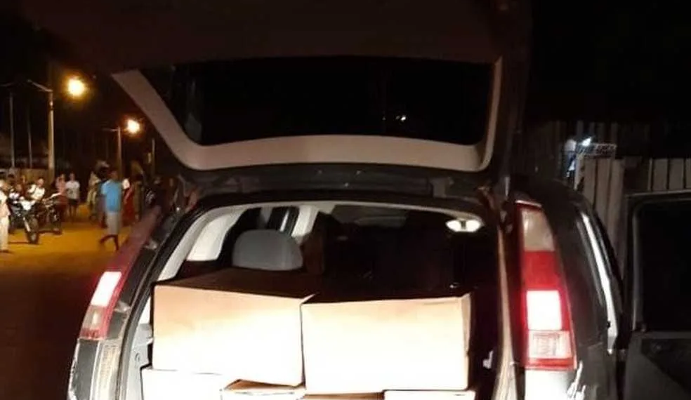 Homem é preso com 680 pacotes de cigarro na capital e condutor do veículo foge