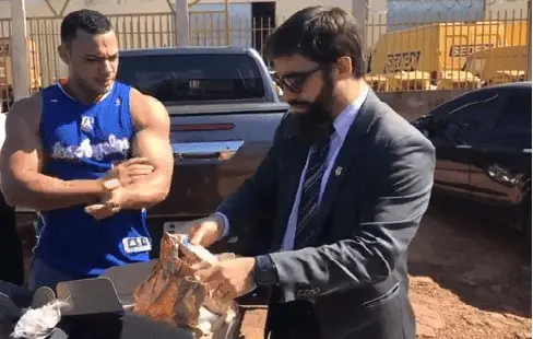 Mesmo preso, garçom Wendhel da Silva trocava mensagens com médico Giovanni Casseb e pede a pede a morte de jornalista 1 Mesmo preso, garçom Wendhel da Silva trocava mensagens com médico Giovanni Casseb e pede a pede a morte de jornalista