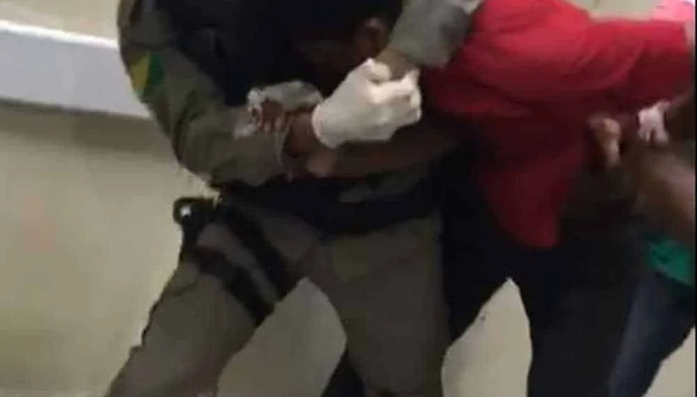 Adolescente se descontrolou ao ver a avó morta e foi contido por policiais e segurança — Foto Reprodução