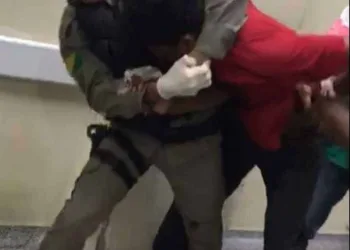 Adolescente se descontrolou ao ver a avó morta e foi contido por policiais e segurança — Foto Reprodução
