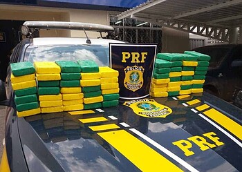 PRF apreende 65 kg de drogas em fundo falso de carro em BR-317
