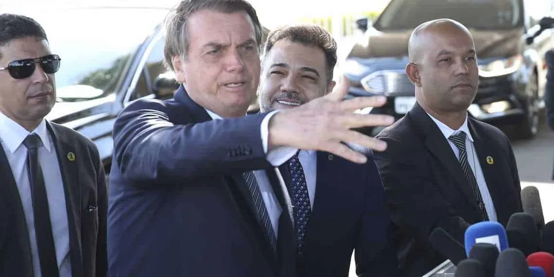 O presidente Jair Bolsonaro fala à imprensa no Palácio da Alvorada