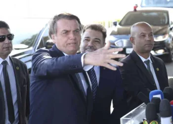 O presidente Jair Bolsonaro fala à imprensa no Palácio da Alvorada