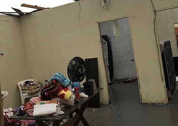 Jovem faz campanha para ajudar família que teve casa destruída por tempestade