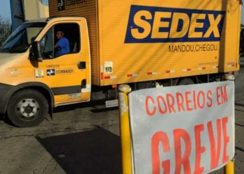 Centro de Tratamento de Encomendas dos Correios em Benfica, zona norte da cidade, durante a greve decretada após assembléia geral dos trabalhadores (Fernando Frazão/Agência Brasil)