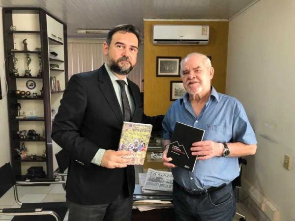 Procurador de Justiça Dr. Sammy Barbosa faz visita e troca livros com diretor de A GAZETA