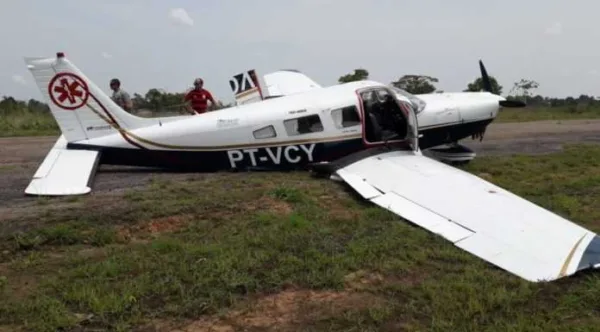 Ao aterrissar, avião bate em buraco e quebra trem de pouso, em Porto Walter