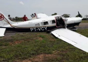 Ao aterrissar, avião bate em buraco e quebra trem de pouso, em Porto Walter