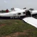 Ao aterrissar, avião bate em buraco e quebra trem de pouso, em Porto Walter