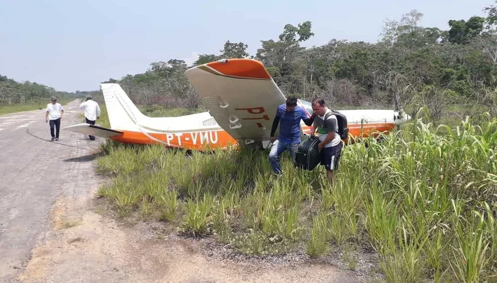 Em menos de 5 dias, mais um avião perde trem de pouso ao cair em buraco em pista em Marechal Thaumaturgo