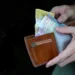 Governo estuda aprovar congelamento do salário mínimo, diz jornal