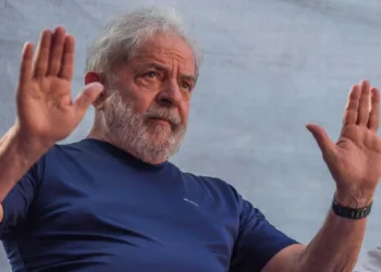SAO BERNARDO DO CAMPO, BRAZIL - APRIL 07:  Former President Luiz Inacio Lula da Silva gestures to supporters at the headquarters of the Metalworkers' Union where a Catholic mass was held in memory of his late wife Marisa Leticia on April 7, 2018 in the Sao Bernardo do Campo section of Sao Paulo, Brazil. An arrest warrant was issued on Thursday for da Silva to serve a 12-year jail term for corruption. The 72 year old former president told the crowd "I will comply with their warrant." (Photo by Victor Moriyama/Getty Images)