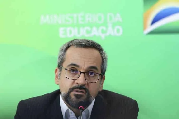 O ministro da Educação, Abraham Weintraub, faz balanço sobre o Exame Nacional para Certificação de Competências de Jovens e Adultos (Encceja).