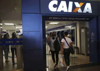 Brasília - Brasileiros aproveitam o sábado para sacar o FGTS inativo durante a segunda etapa do liberação do FGTS nas agências da Caixa Econômica (José Cruz/Agência Brasil)