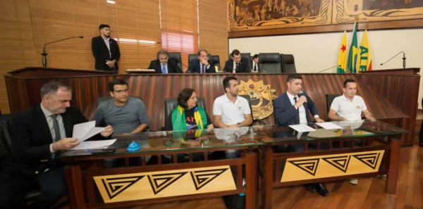 Nicolau Júnior suspende sessão para dialogar com servidores da Saúde