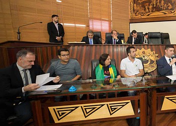 Nicolau Júnior suspende sessão para dialogar com servidores da Saúde