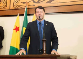 Deputados cobram distribuidoras sobre preço do combustível no Acre