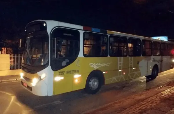 Ônibus voltam a serem alvos de assaltantes em Rio Branco 2 Ônibus voltam a serem alvos de assaltantes em Rio Branco