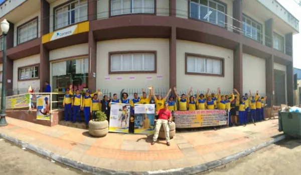 No 1º dia de greve dos Correios, gerente avança com carro em servidores