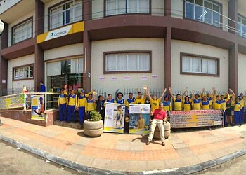 No 1º dia de greve dos Correios, gerente avança com carro em servidores