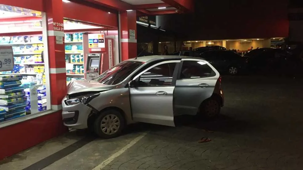 Agente penitenciário é ameaçado de morte, pula de carro em movimento e deixa dois feridos no AC
