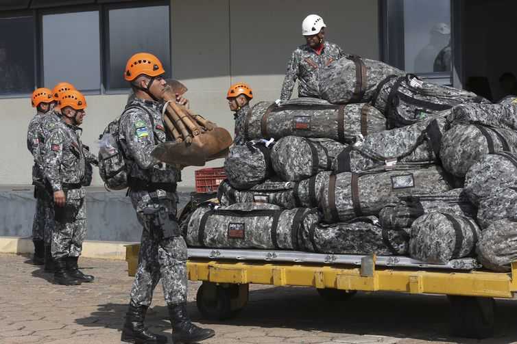 Equipes da Força Nacional, que ajudarão no combate ao incêndio na Amazônia, embarcam na  Base Aérea de Brasília