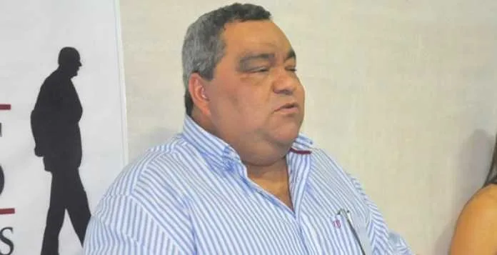 Prefeito dá carteirada durante Álcool Zero no interior do AC: ‘tem que passar por cima de mim’