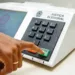 DemonstraÁ¿o do uso da urna eletrÙnica para as eleiÁ¿es de 2006.