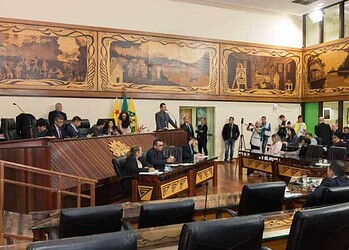 Cozido na pressão e em fogo brando, governistas aprovam projeto que altera a LDO e oposição vai ao Judiciário