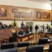 Cozido na pressão e em fogo brando, governistas aprovam projeto que altera a LDO e oposição vai ao Judiciário