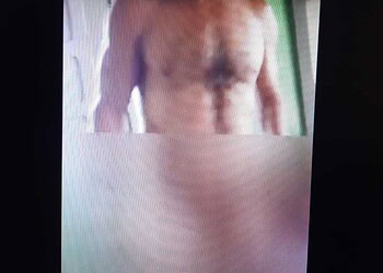 Homem que gravou vídeo nu na frente dos filhos é indiciado por pornografia