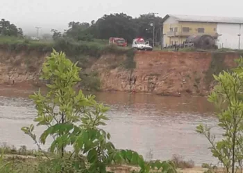 Adolescente é atingido por 14 facadas, jogado de barranco do Rio Juruá e se finge de morto para sobreviver