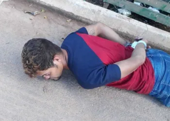 Homem furta celular dentro de clínica e acaba preso por policial em avenida