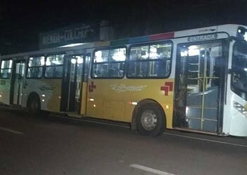 Bandidos armados com escopeta invadem ônibus e assaltam motorista no Calafate 5 Bandidos armados com escopeta invadem ônibus e assaltam motorista no Calafate