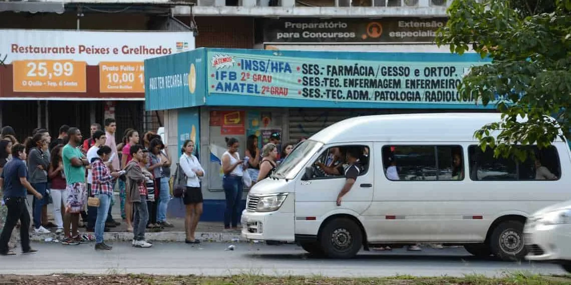 Na volta para casa, após a prova, candidatos lotaram as paradas a espera de ônibus ou fizeram uso de transporte pirata (Elza Fiuza/Agência Brasil)