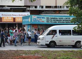 Na volta para casa, após a prova, candidatos lotaram as paradas a espera de ônibus ou fizeram uso de transporte pirata (Elza Fiuza/Agência Brasil)