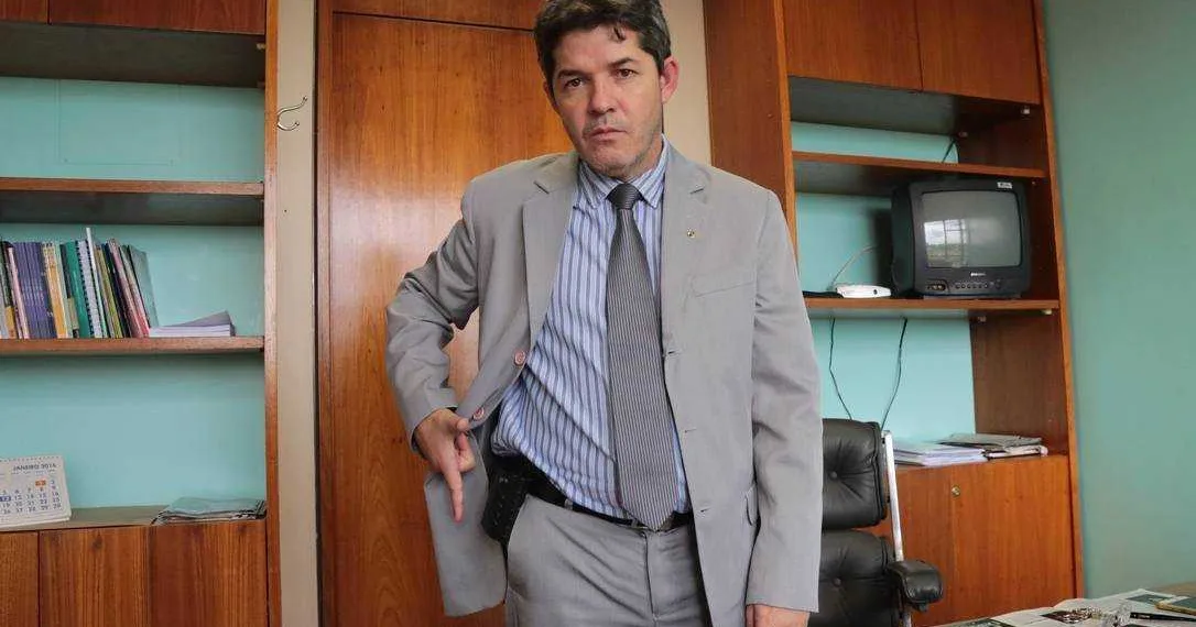 Líder do PSL: ‘Quintal de Bolsonaro também está sujo. E o filho dele?’