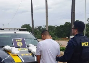 Polícia prende peruano com mais de 5 quilos de maconha em rodovia