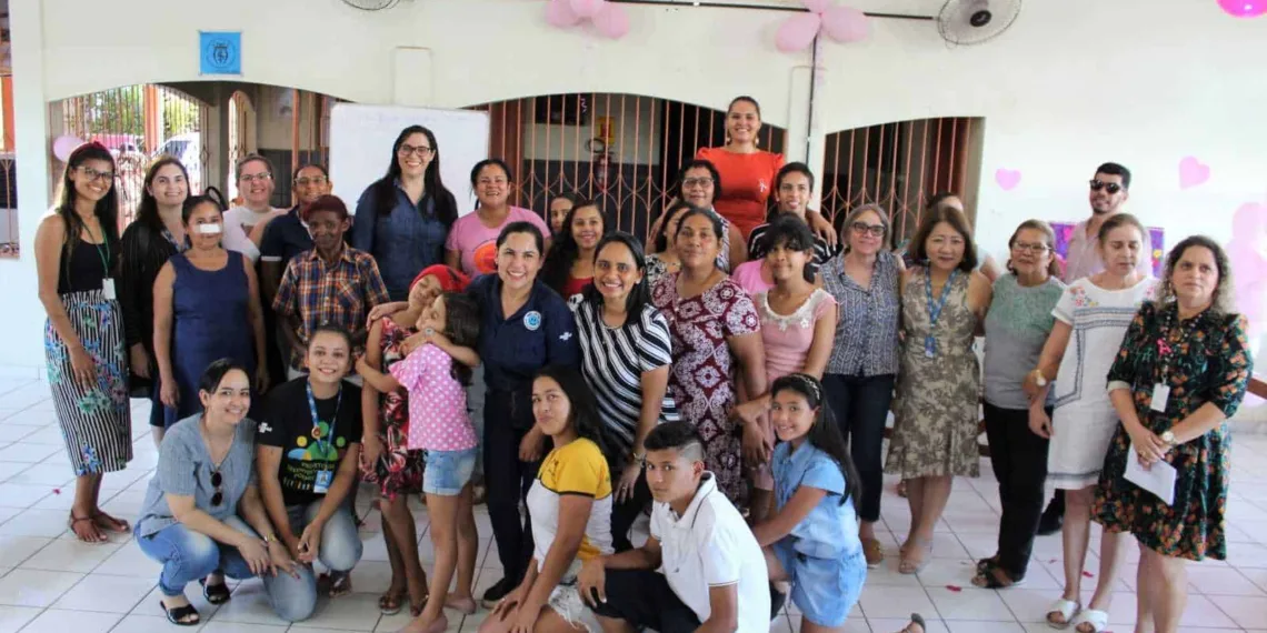 Em alusão a outubro rosa, colaboradores do Sebrae no Acre visitam Casa de passagem Amigo do Peito
