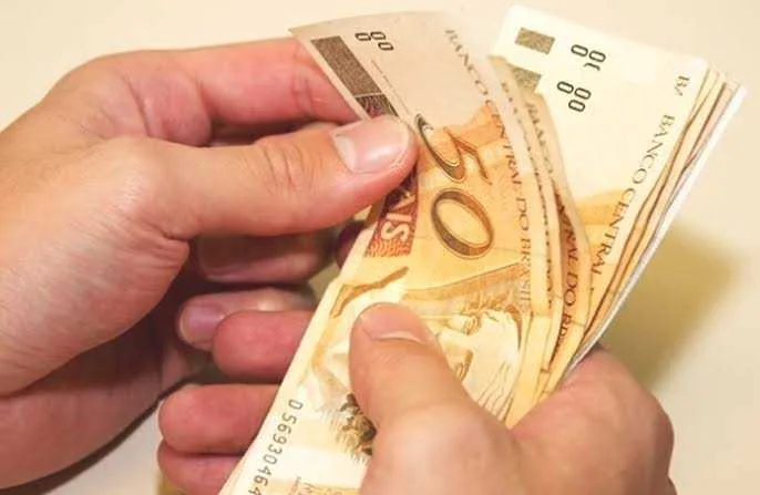 Servidores recebem salário e última parcela do 13º atrasado nesta quinta-feira